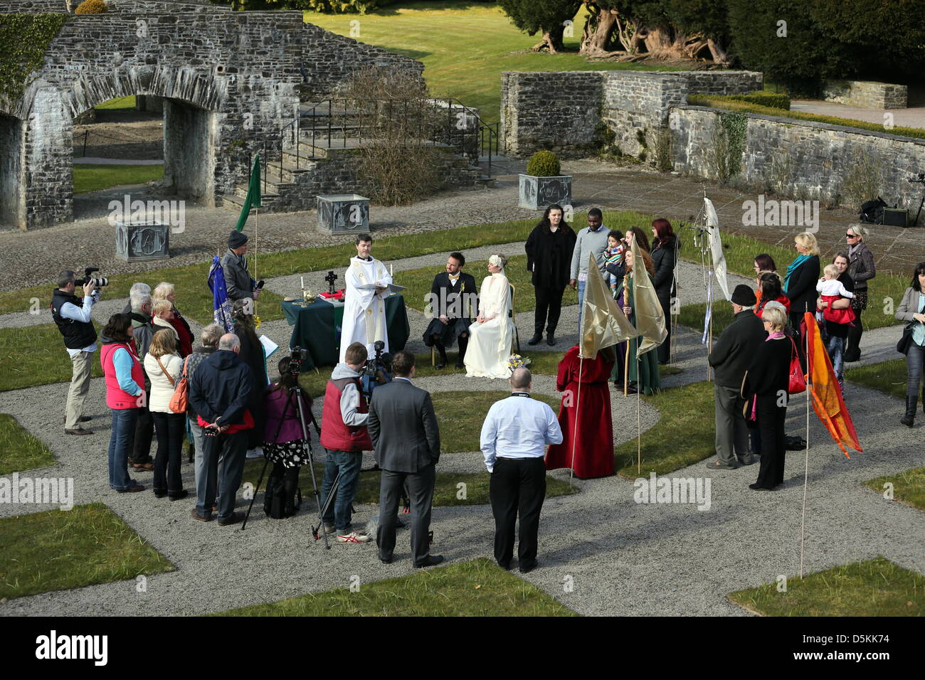 Giardini Aberglasney, Carmarthenshire, West Wales, Regno Unito. Il 3 aprile 2013. Nella foto: un circolo di amici circondano sposi Lisa Grant e Alex ortografia durante la loro Welsh druid nozze in Aberglasney giardini. Lisa Grant e Alex ortografia, originariamente da Hull, che sono lo scambio di voti matrimoniali che viaggiano in località di tutto il mondo nella loro 25 anno vecchio camper, hanno avuto il loro proprio quarantesimo la celebrazione dei matrimoni, un druido gallese cerimonia in Aberglasney giardini. Essi hanno deciso di provare molti nozze globale esperienze. Foto Stock