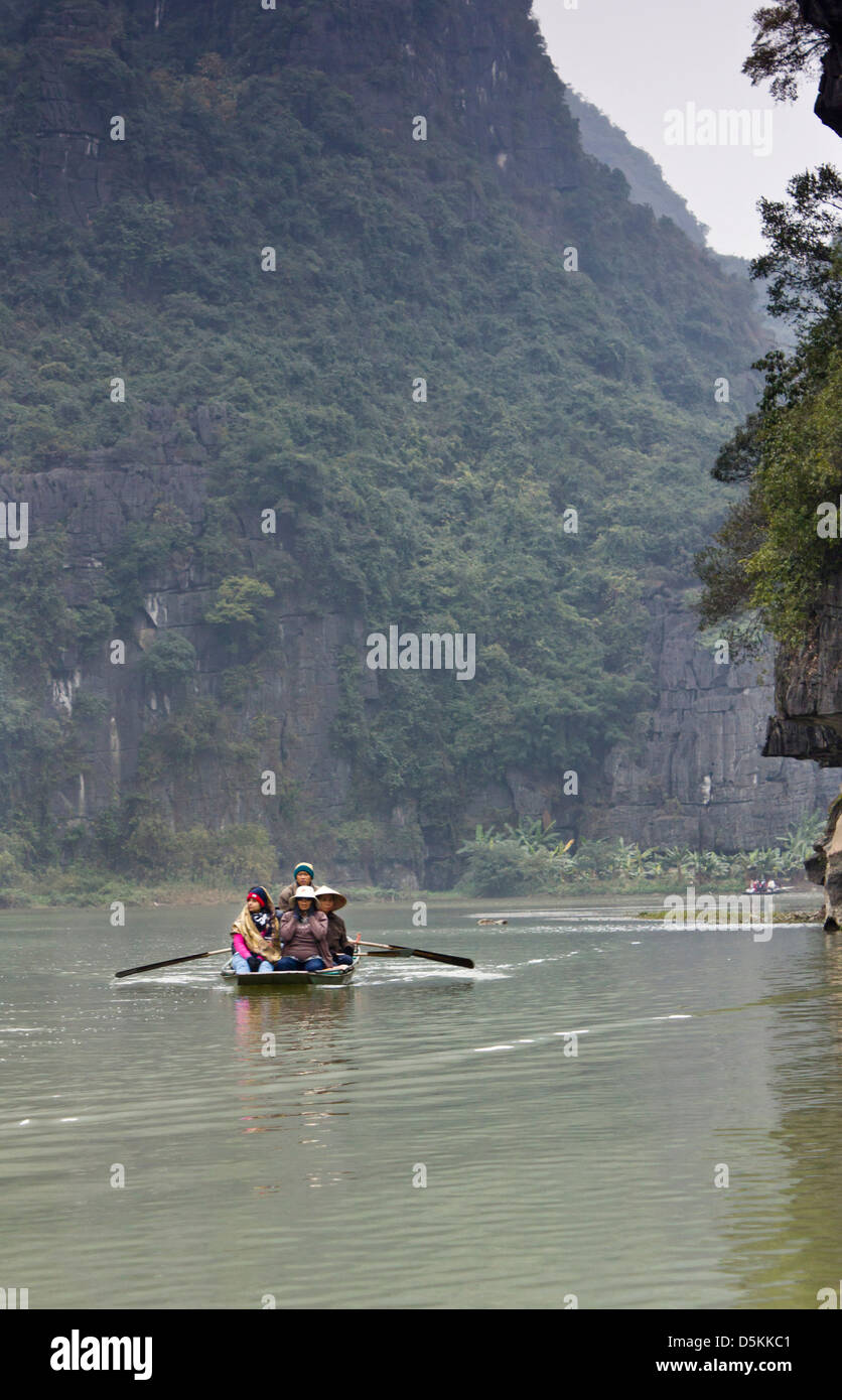 Ninh Binh ha ampia fiumi e drammatica pietre calcaree carsiche e le grotte che si trovano sul percorso turistico. Foto Stock