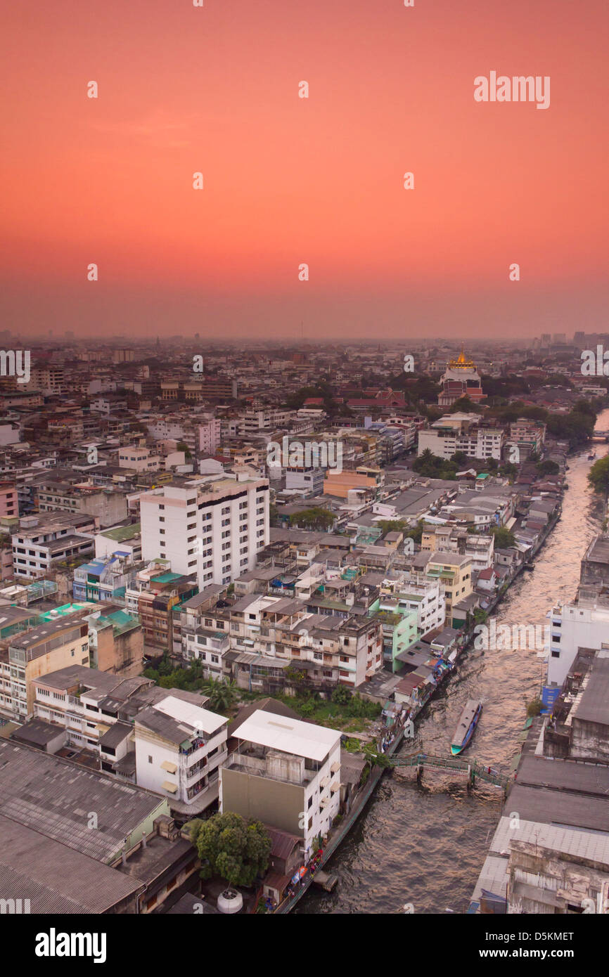 Bangkok è una grande città moderna con il Fiume Chao Praya fiume che scorre attraverso il centro. Foto Stock