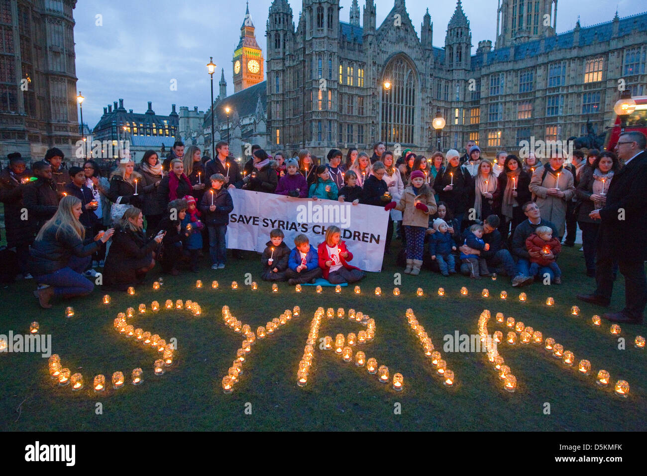Veglia a lume di candela al di fuori di questo Parlamento per celebrare il secondo anniversario della guerra in Siria il 14 marzo 2013 Foto Stock