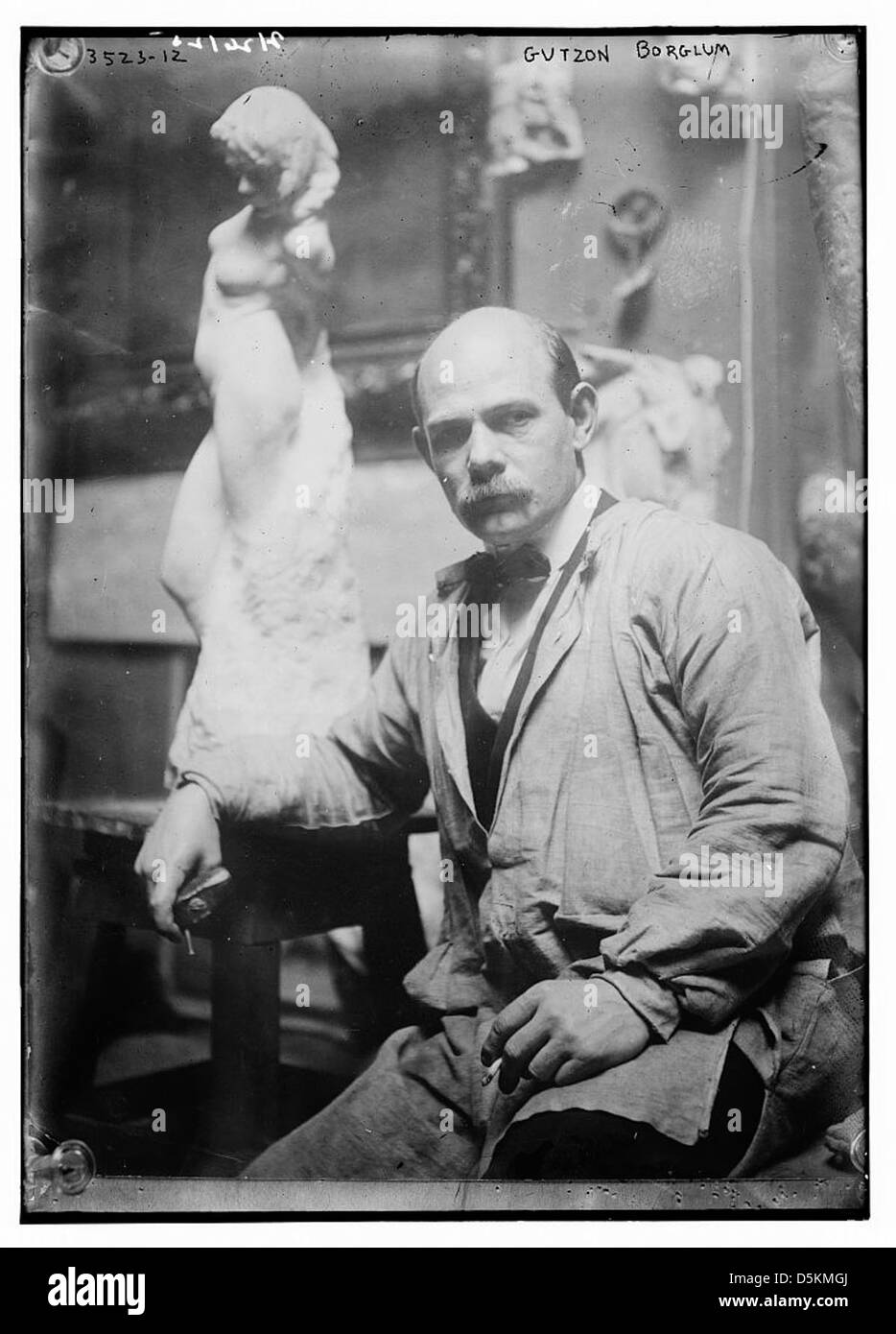 Un ritratto di Gutzon Borglum, il famoso scultore, noto per il suo lavoro sul Monte Rushmore, catturato in uno studio, che mostra la sua testa calva e i baffi. Foto Stock
