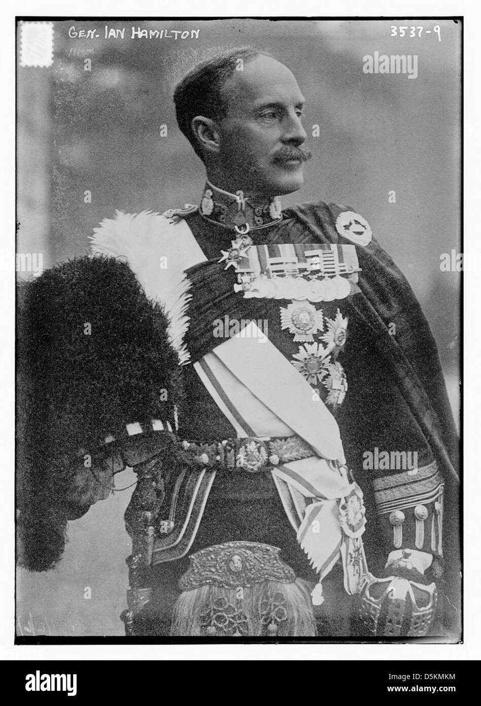 Questa fotografia mostra il generale Ian Hamilton dei Cameron Highlanders, indossando le sue insegne militari e il tartan, scattato durante la campagna di Gallipoli della prima guerra mondiale Foto Stock