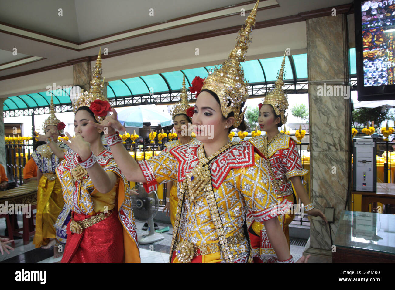 Tailandese tradizionale ballerino alla Erawan indù santuario a Bangkok , Thailandia Foto Stock