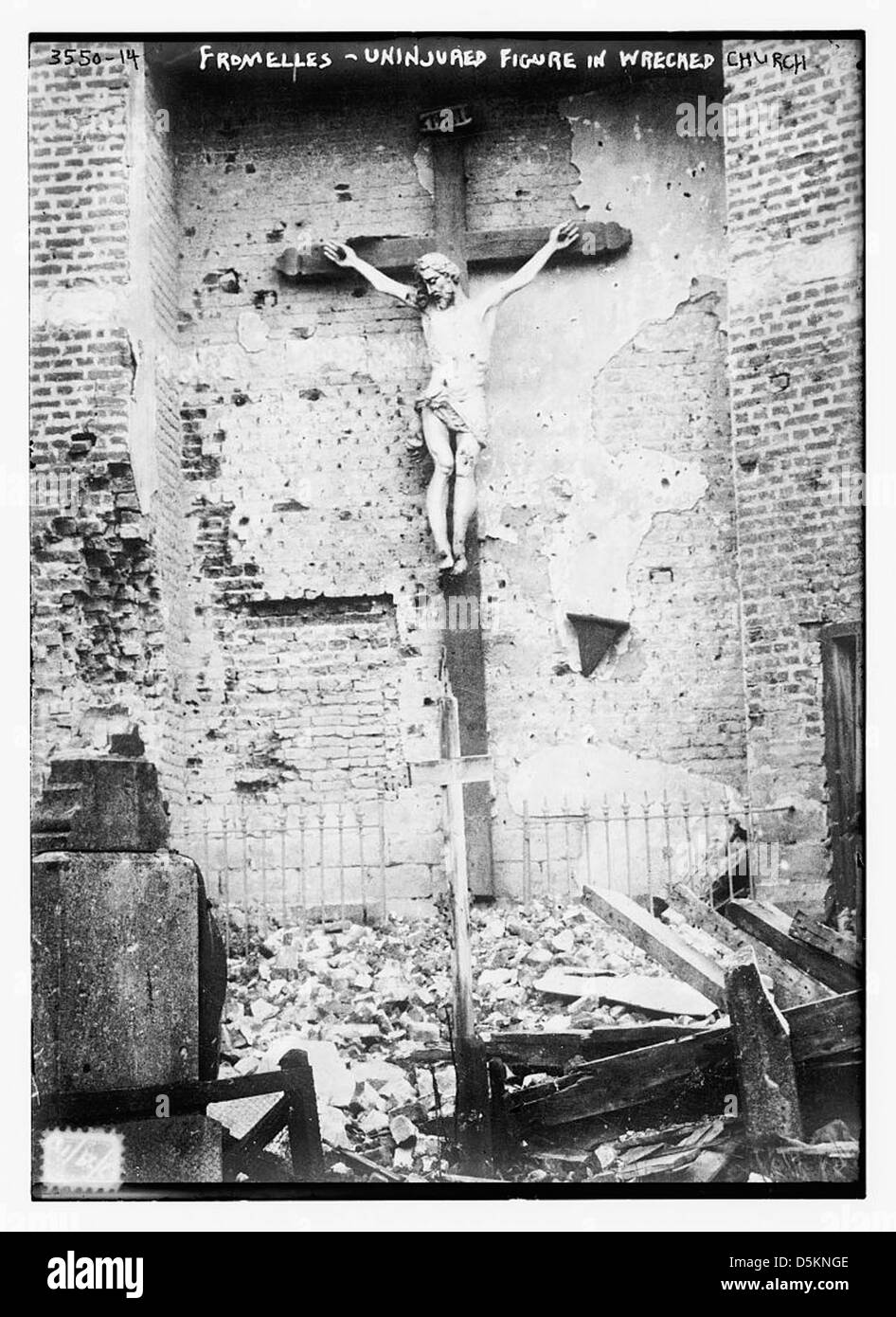 Questa immagine mostra una figura illesa nel relitto di una chiesa di Fromelles, in Francia, durante la prima guerra mondiale, catturando la devastazione causata dal conflitto. Foto Stock