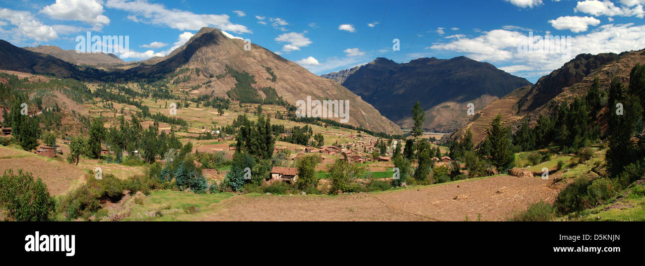 Vista panoramica della Valle Sacra nelle montagne delle Ande, Perù Foto Stock