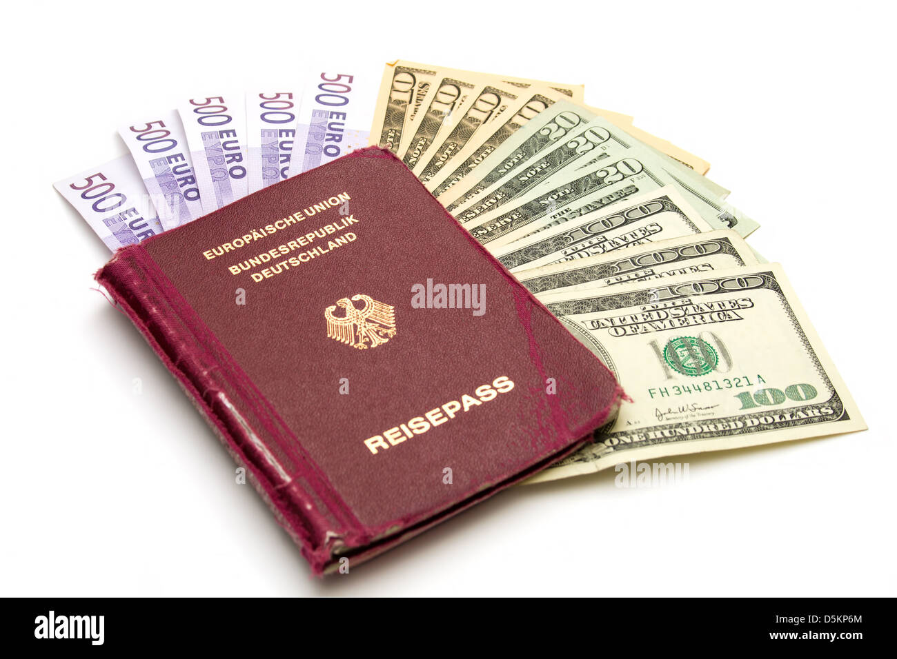 Unione Europea Passaporto con denaro su sfondo bianco Foto Stock