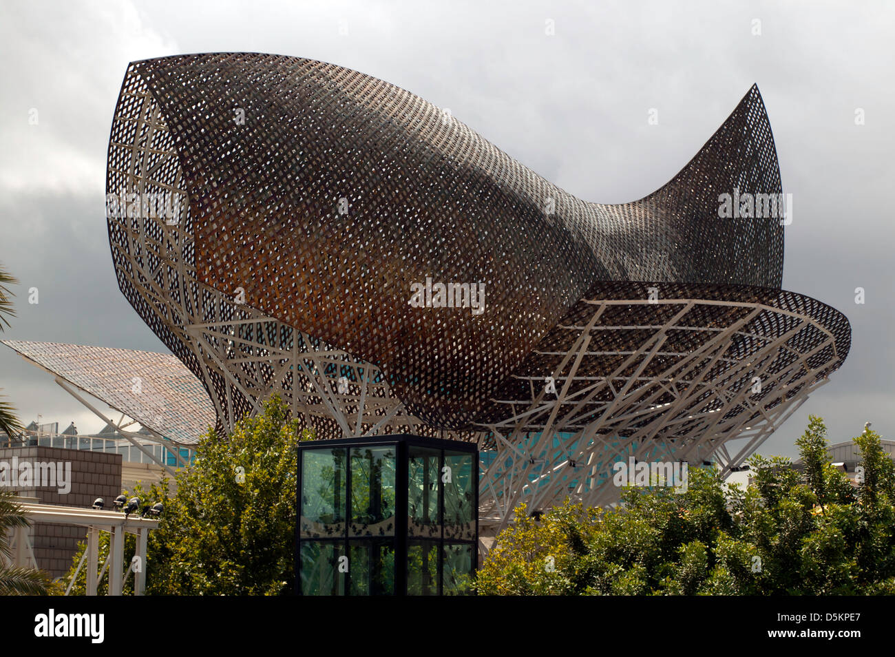 'El Peix' (il pesce), di Frank Gehry situato di fronte all'Hotel Arts, nel quartiere di Barceloneta, Foto Stock