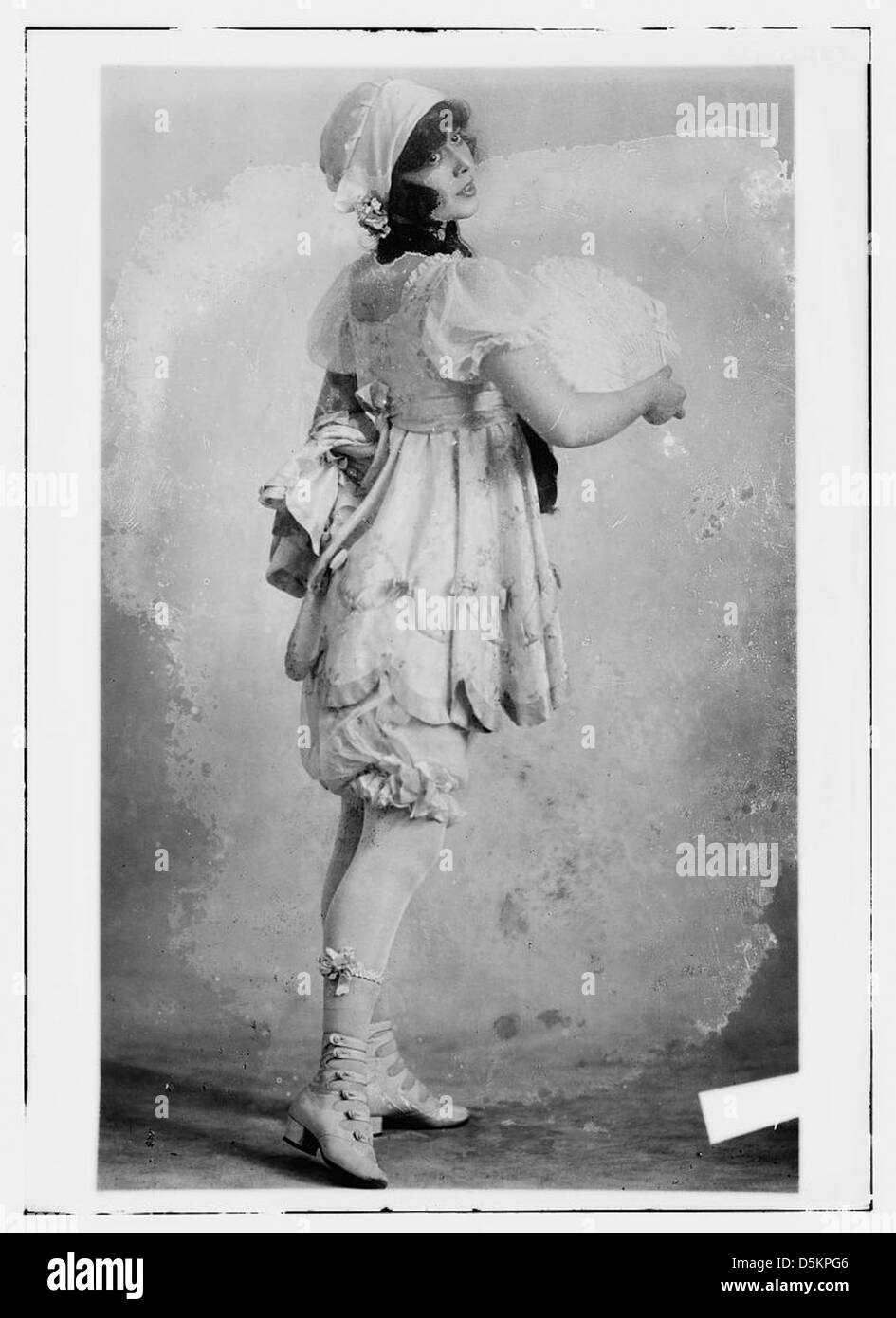 Questa immagine della Biblioteca del Congresso mostra Anna Pennington in un costume da palcoscenico, in posa a tutta altezza. Pennington è una ballerina in una produzione di Ziegfeld, che mostra un ritratto classico di un ingenue del teatro dei primi anni del XX secolo. Foto Stock