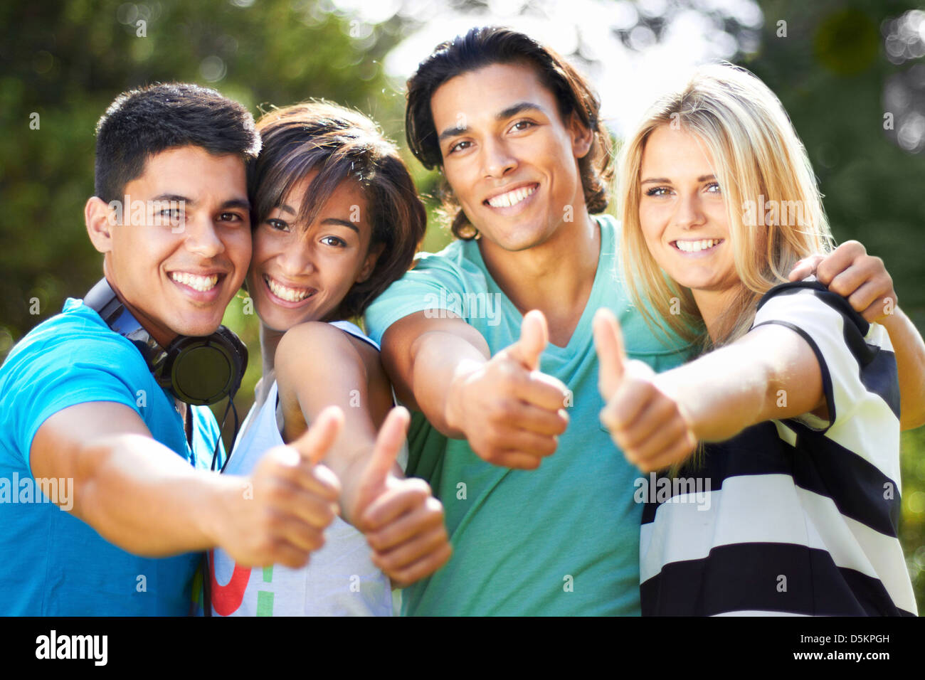 Ritratto di gruppo di amici gesti Foto Stock