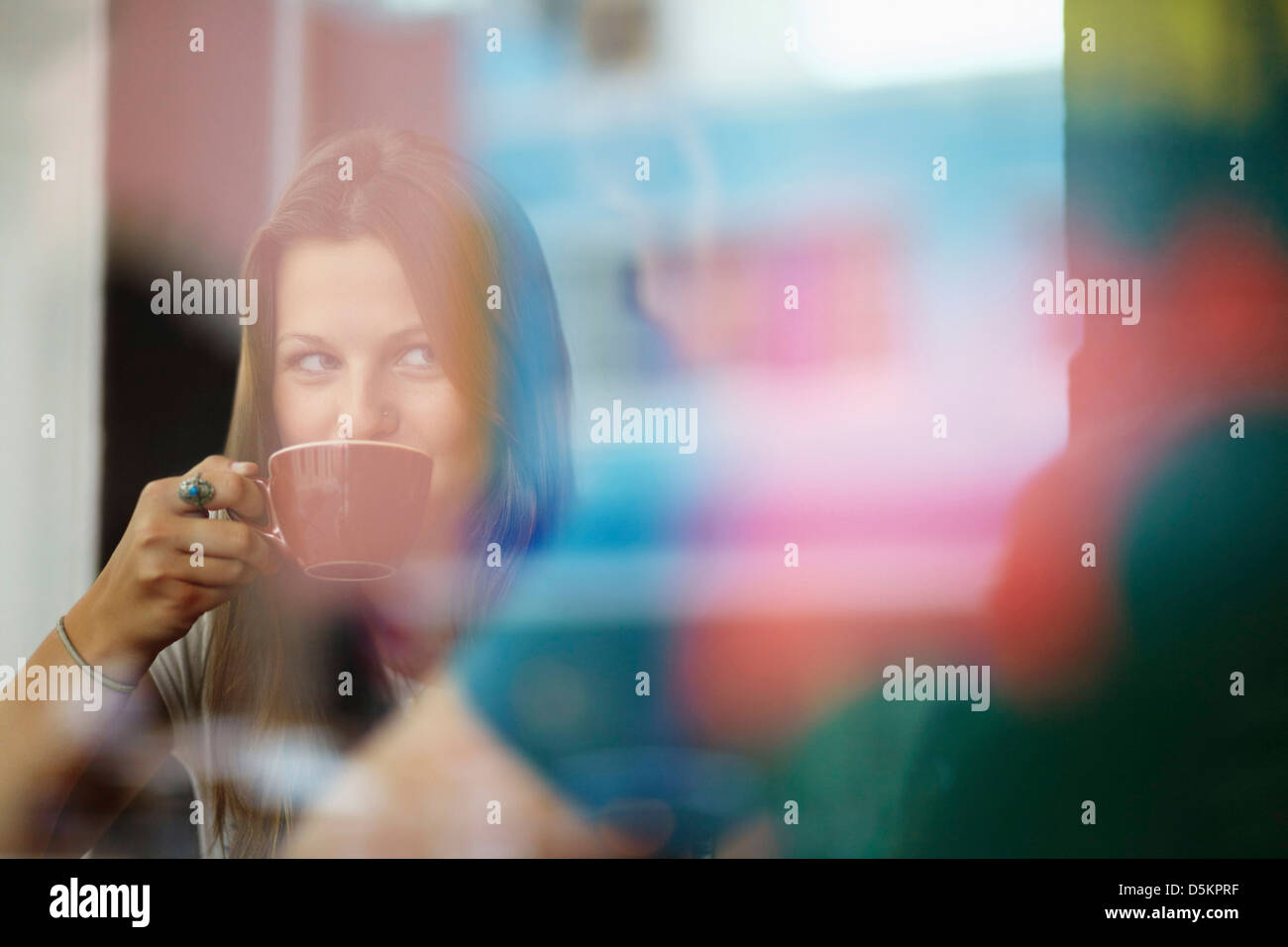 Giovane rilassante in coffee shop Foto Stock