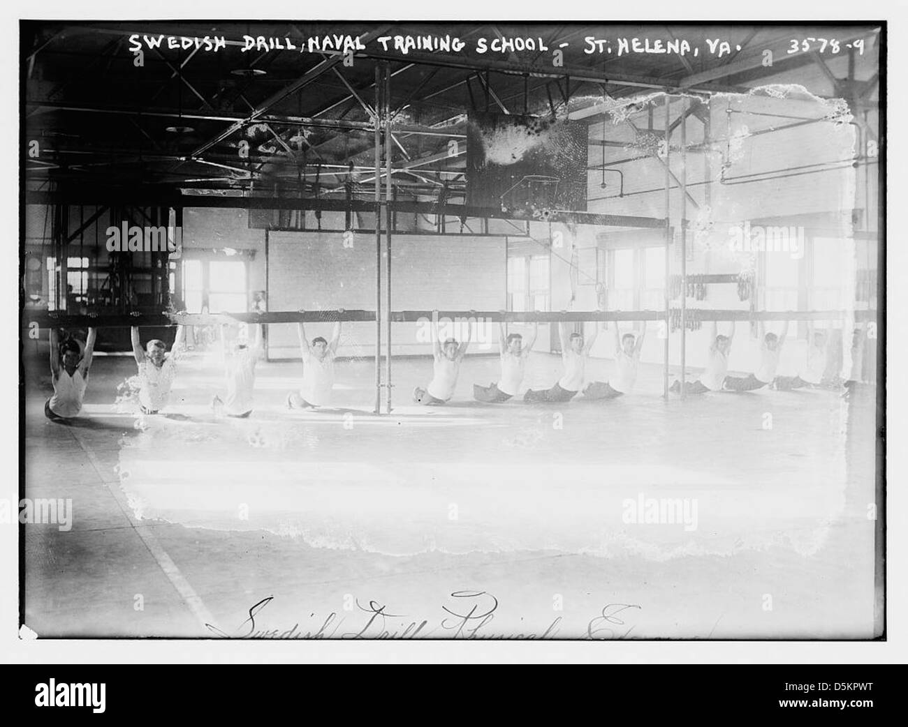 Questa immagine mostra un gruppo di allievi navali che eseguono esercizi di esercitazione svedese presso la Naval Training School di St. Helena, Virginia. La foto risale all'inizio del XX secolo. Foto Stock