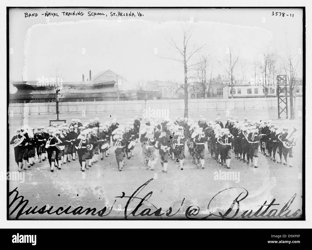 Questa immagine mostra una banda alla Naval Training School di St. Helena, Virginia, parte delle operazioni di addestramento della Marina degli Stati Uniti nella zona. Foto Stock