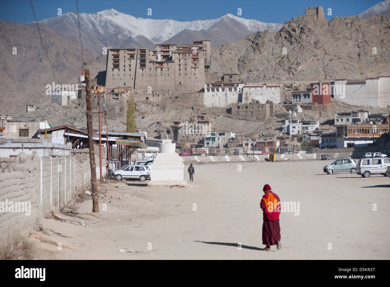 Un monaco si avvicina verso il vecchio palazzo in montagna himalayana città di Leh, Ladakh, Jammu e Kashmir. India. Foto Stock