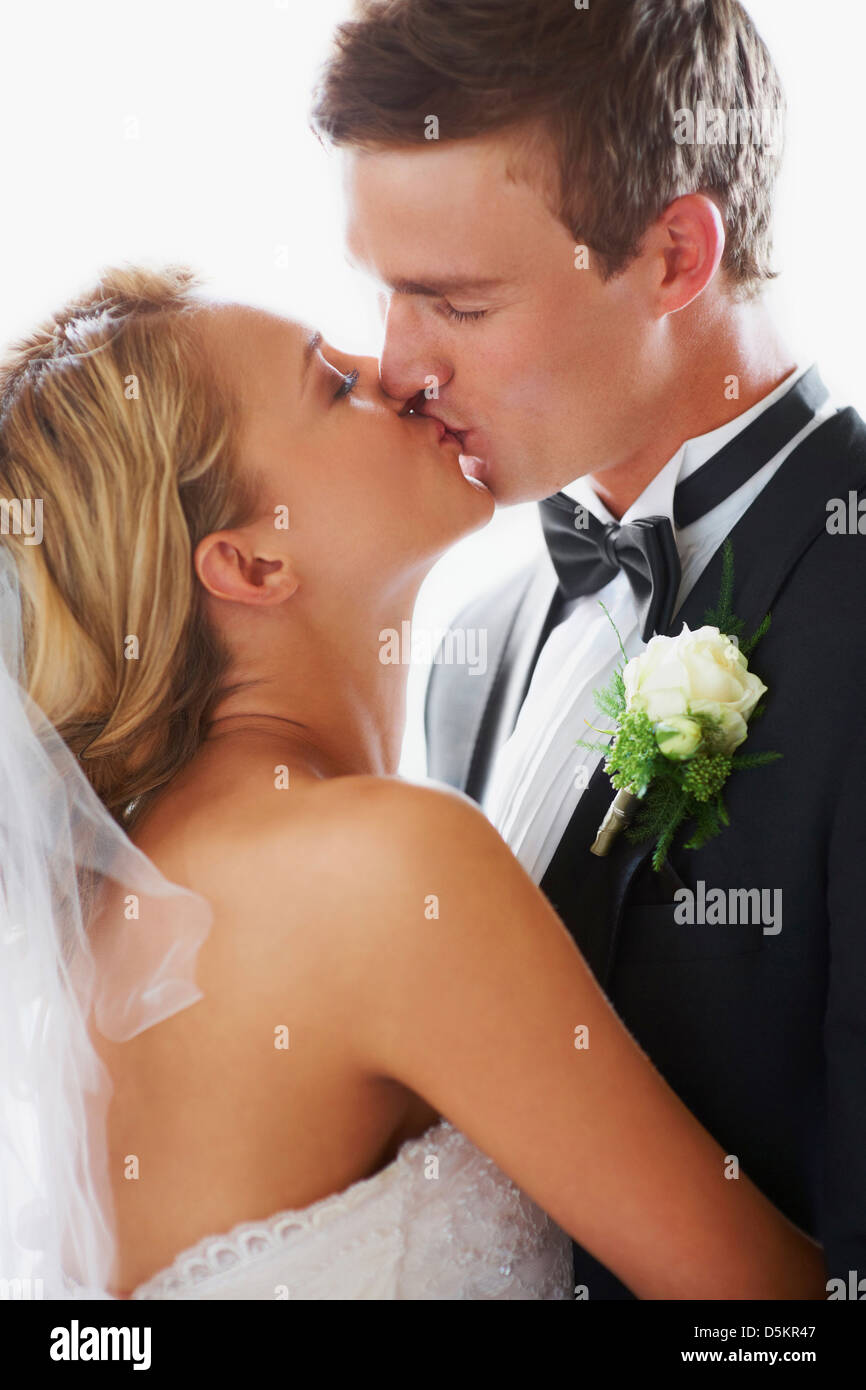 Sposa e lo sposo baciare Foto Stock