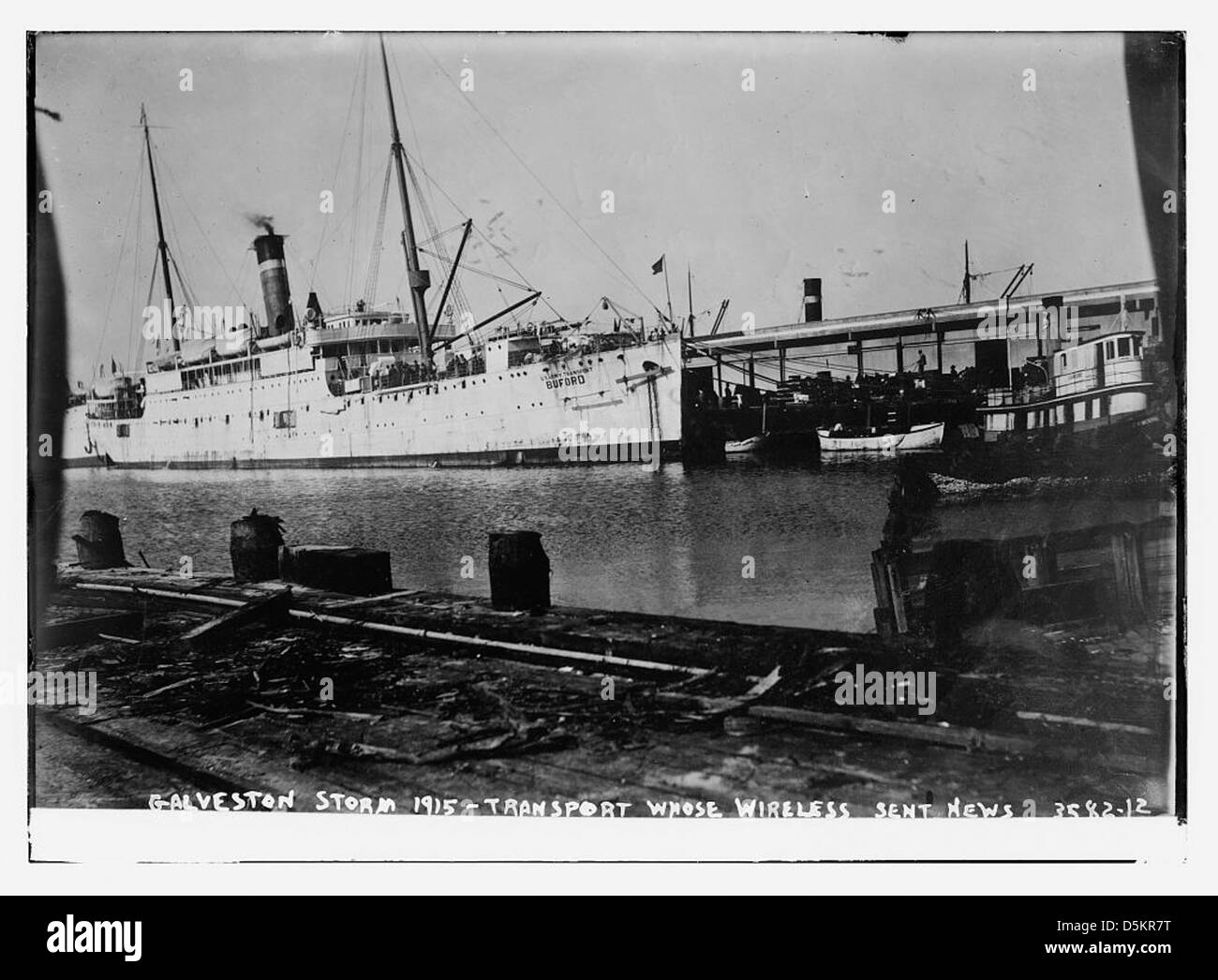 Questa immagine mostra la nave da trasporto Buford, che ha inviato notizie sulla tempesta Galveston nel 1915. La fotografia cattura la nave coinvolta nella comunicazione durante le conseguenze della tempesta, mostrando i metodi di comunicazione marittima dell'inizio del XX secolo. Foto Stock