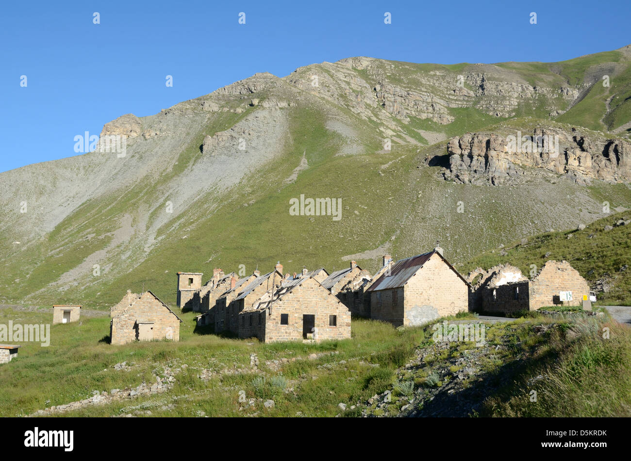 Abbandonato e rovinato militari di Camp des Fourches Route de la Bonette sulle Alpi francesi Francia Foto Stock