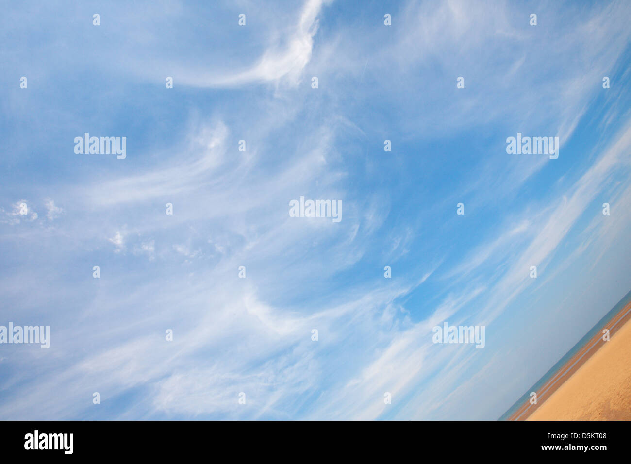 Regno Unito; NORFOLK; THORNHAM; sabbia; SKY; angolo; Spiaggia; nubi; DIAGONAL Foto Stock