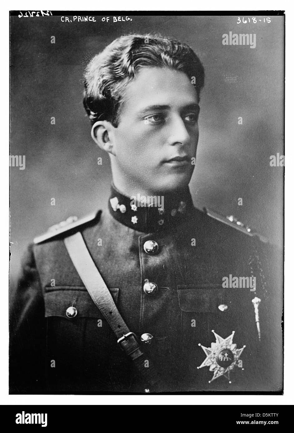 Questo ritratto raffigura il principe ereditario del Belgio, un membro della famiglia reale belga. Il principe è mostrato in uniforme militare, riflettendo il suo ruolo nella monarchia belga. Foto Stock