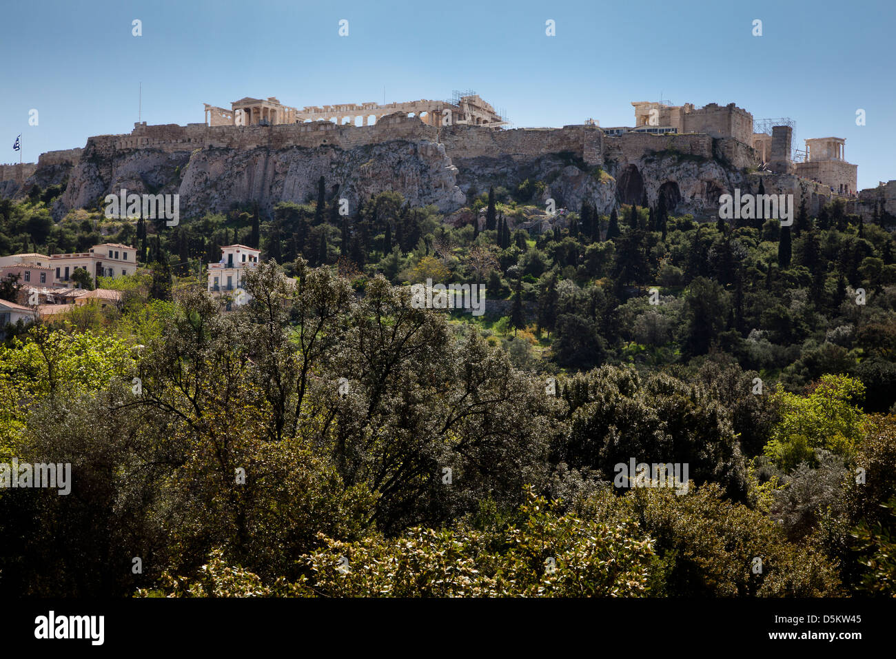 L'acropoli visto da sotto, con boschi. Patrimonio Mondiale dell'UNESCO, l'Acropoli è il punto focale della città di Atene Foto Stock
