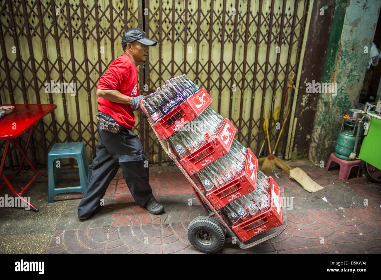 6 marzo 2013 - Bangkok, Tailandia - un soft drink consegna uomo sui turni in Bangkok. Tailandia espansione economica poiché il 1970 ha ridotto drasticamente sia la quantità di povertà e la gravità della povertà in Thailandia. Allo stesso tempo, il divario tra i più ricchi in Tailandia e i molto poveri è cresciuto in modo che la disparità di reddito è maggiore di quanto non lo fosse nel 1970. Thailandia punteggi .42 sulla ''Indice Ginni'' che misura la disparità di reddito su una scala di 0 (reddito perfetta uguaglianza) a 1 (assoluta di disuguaglianza in cui una persona è proprietaria di tutto). La Svezia ha il miglior punteggio Ginni (.23), Thail Foto Stock