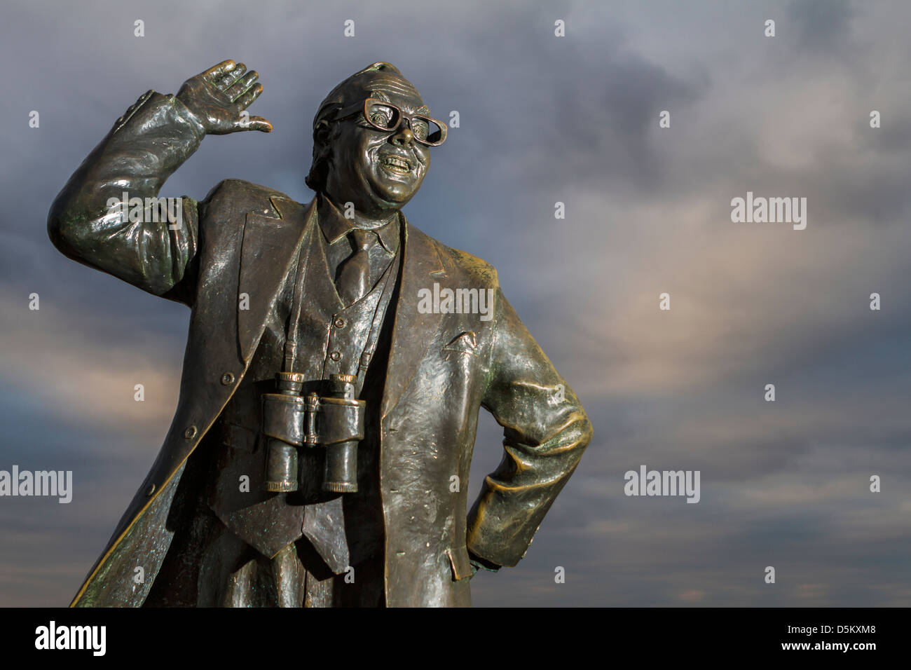 Statua che si trova nella località balneare di Blackpool, Lancashire, Inghilterra, commemorando il comico Eric Morecambe Foto Stock