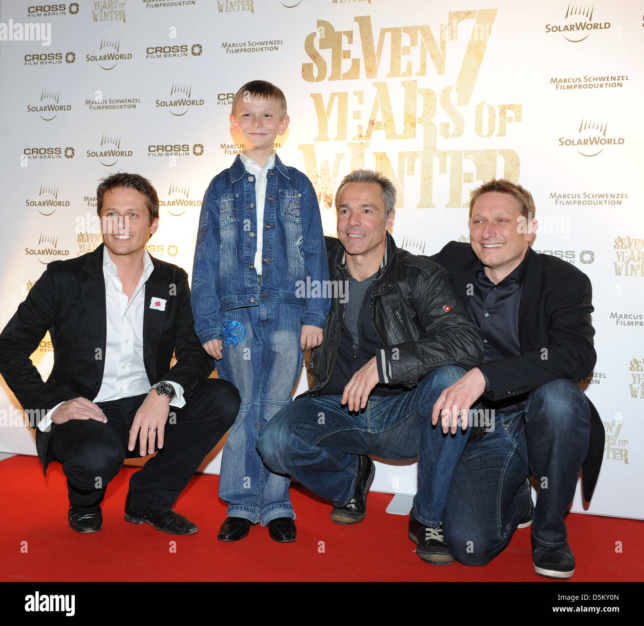 Roman Knizka e Sasha Savenkov e Hannes Jaenicke e Marcus Schwenzel alla carità premiere del film "anche anni di Foto Stock
