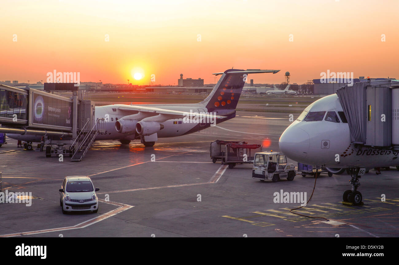 Tramonto all'aeroporto di Bruxelles Foto Stock