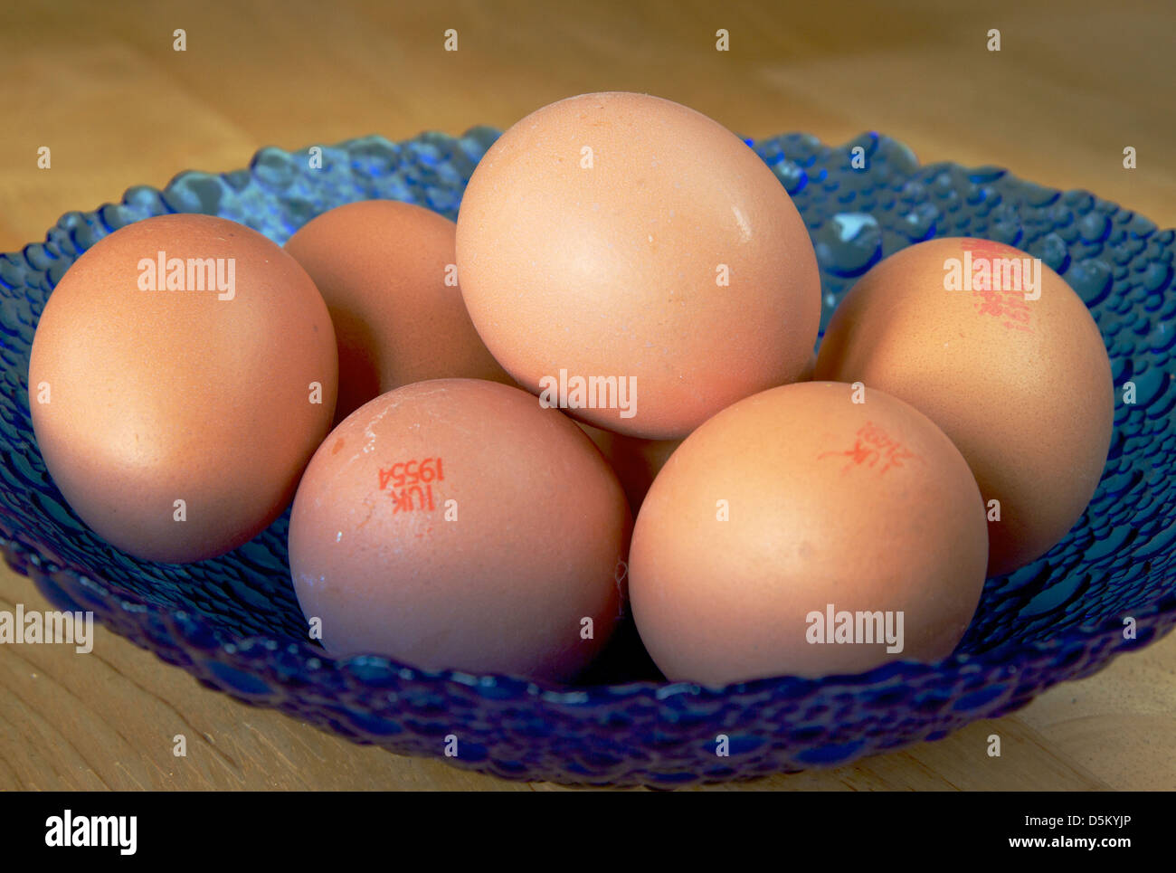 Le uova nella ciotola blu Foto Stock