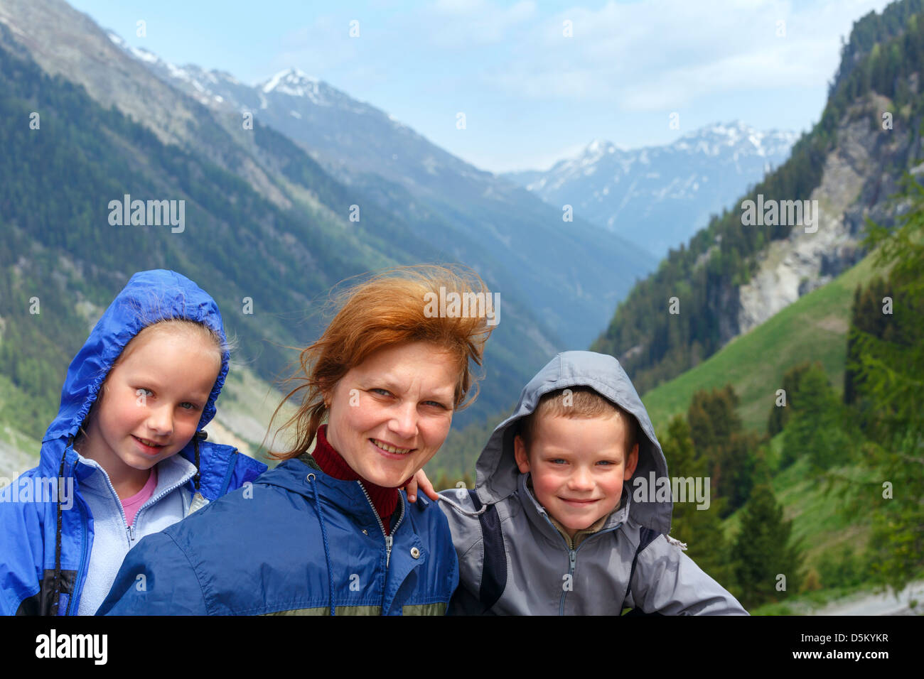 Ritratto di famiglia in estate montagna delle Alpi Foto Stock