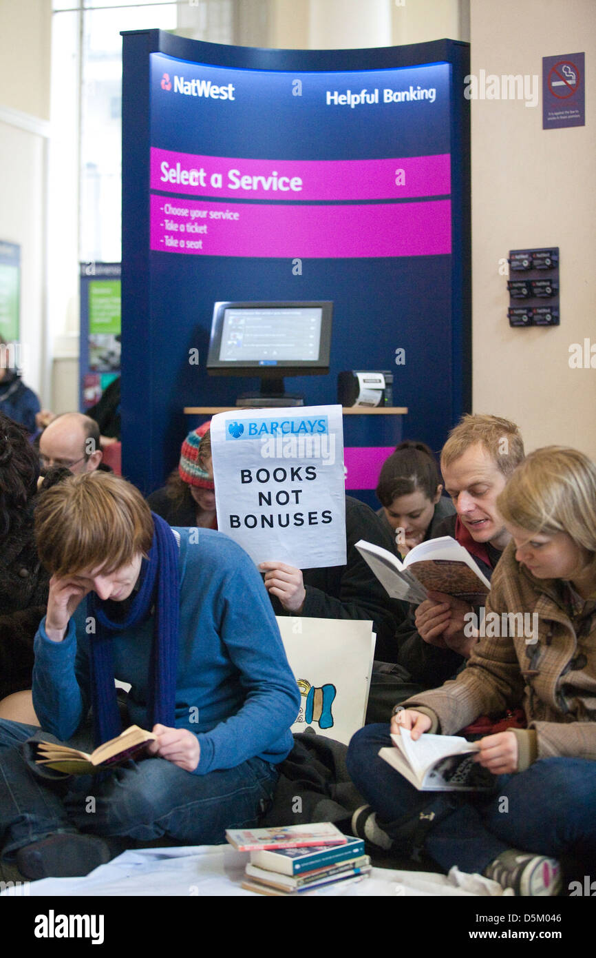 La protesta contro i bonus executive in banche a Londra come manifestanti trasformare un NatWest filiale di banca in una libreria, REGNO UNITO Foto Stock
