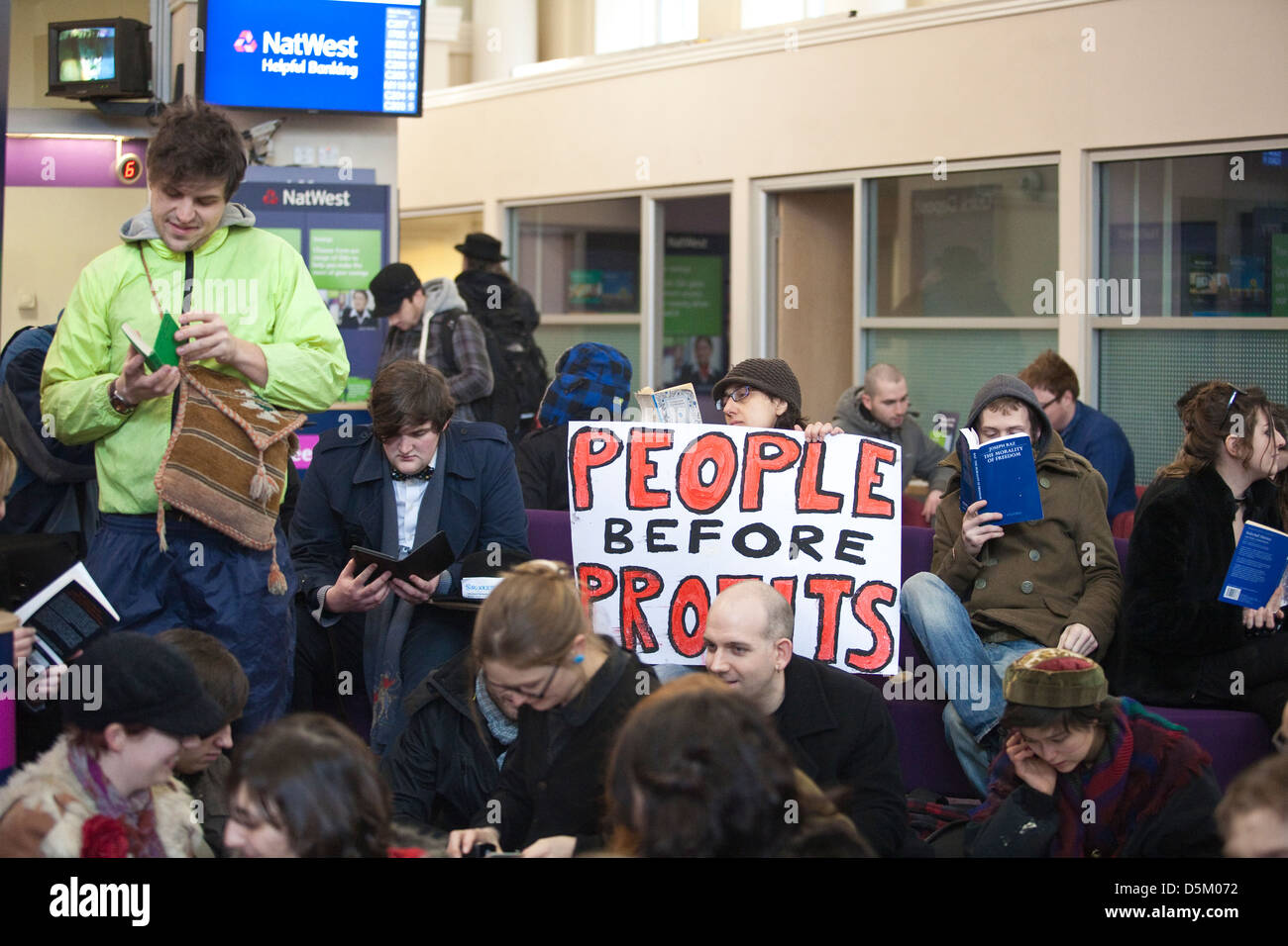La protesta contro le banche a Londra come manifestanti trasformare un NatWest filiale di banca in una libreria, England, Regno Unito Foto Stock