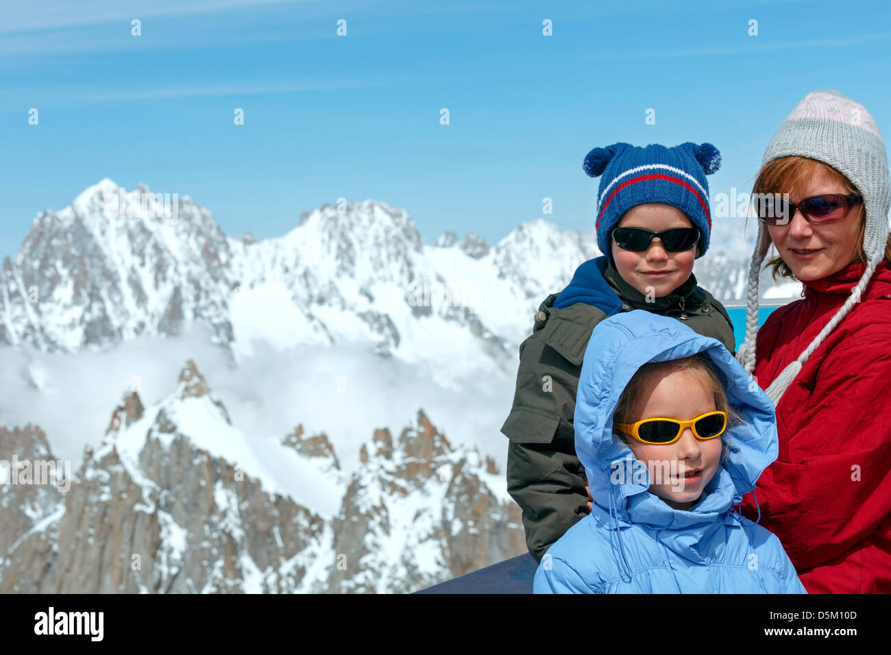 Famiglia sulla zona di osservazione e Mont Blanc montagna del massiccio dietro (vista dall'Aiguille du Midi Mount, Francia ) Foto Stock