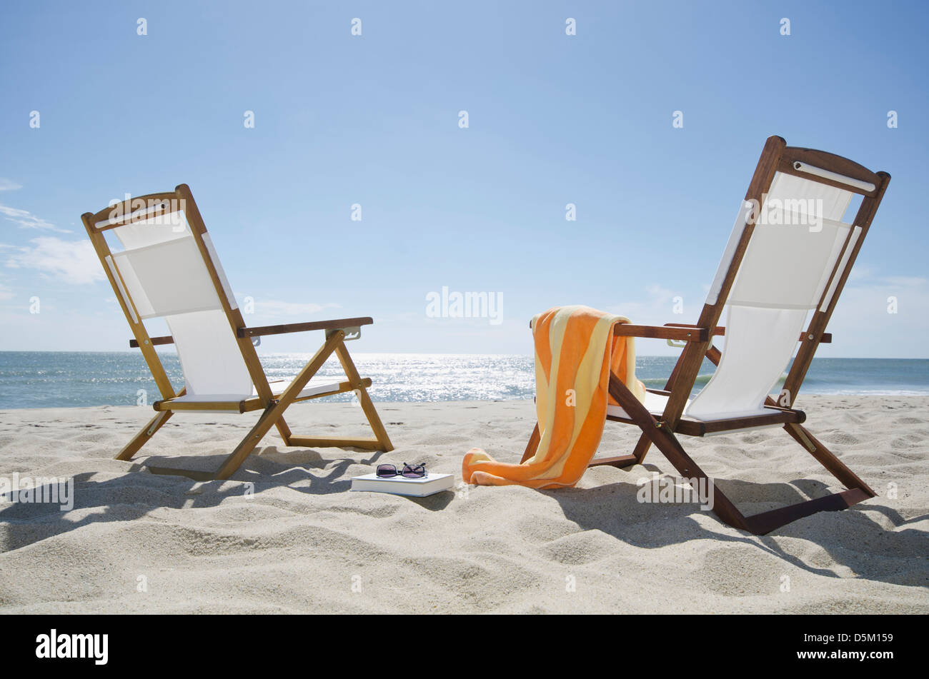 Le sedie a sdraio in spiaggia sabbiosa Foto Stock