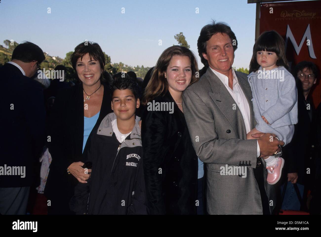 BRUCE JENNER con moglie Kris Jenner , figlia Kendall Jenner , Robert Kardashian Jr e Knloe Kardashian (Kris Jenner's Kids) 1998.Mulan premiere in Hollywood , Ca..k12562lr.(Immagine di credito: © Lisa Rose/Globe foto/ZUMAPRESS.com) Foto Stock