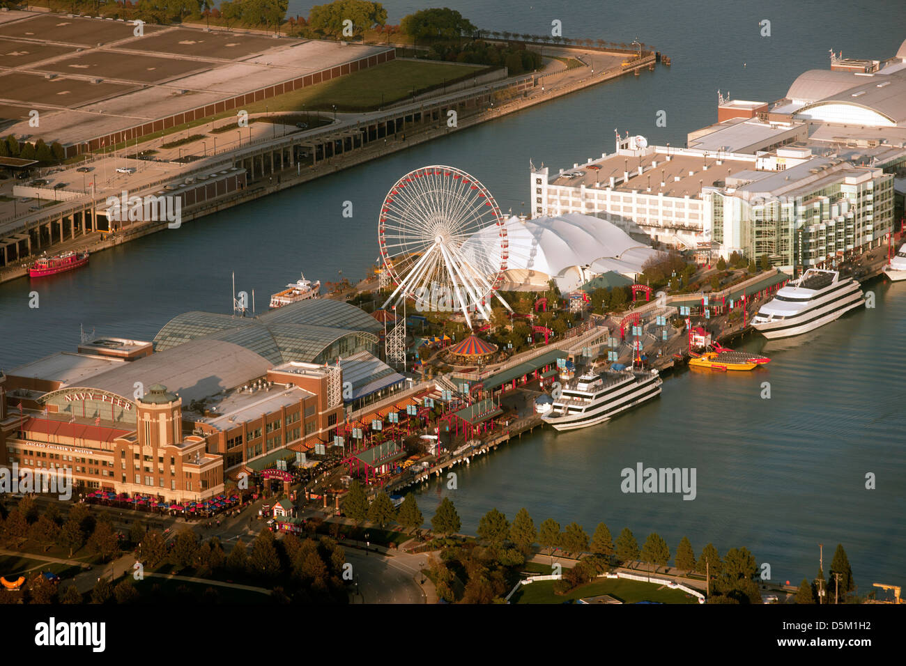 Il Navy Pier sul lago Michigan da MID AMERICA CLUB PRESSO IL CENTRO DI AON DOWNTOWN CHICAGO ILLINOIS USA Foto Stock