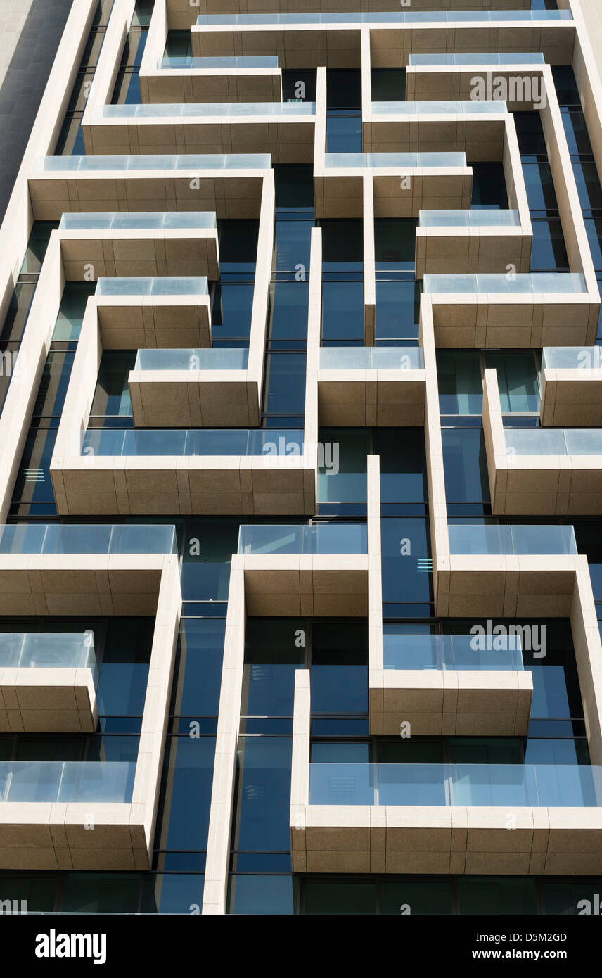 Dettaglio di dettagli architettonici moderni sul nuovo alto edificio di appartamenti in Dubai Emirati Arabi Uniti Foto Stock
