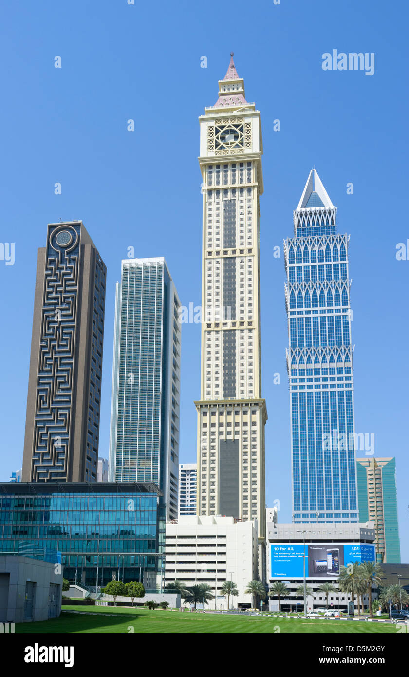 Skyline di grattacieli moderni lungo la Sheikh Zayed Road a Dubai Emirati Arabi Uniti Foto Stock
