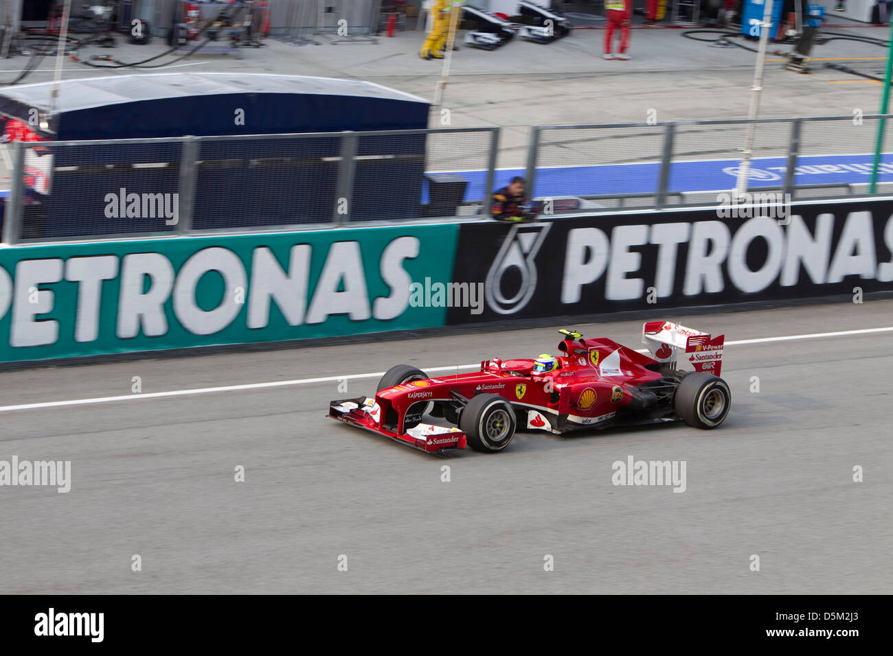 Il brasiliano Felipe Massa della Ferrari Racing team lungo il rettilineo principale presso la malese Petronas GP di Formula 1 Foto Stock