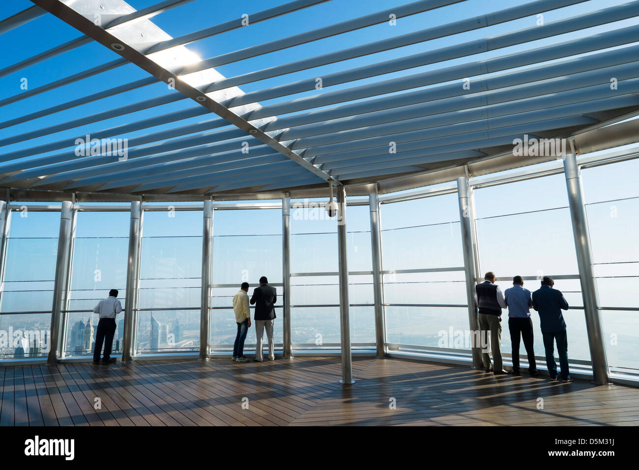 I turisti che si affacciava su Dubai da in alto a piattaforma di osservazione in Burj Khalifa la struttura più alto del mondo a Dubai Uni Foto Stock