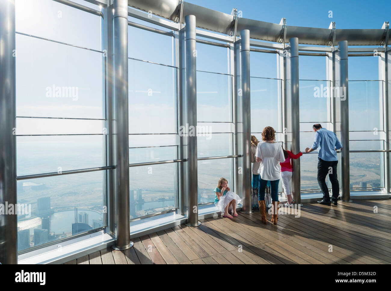 I turisti che si affacciava su Dubai da in alto a piattaforma di osservazione in Burj Khalifa la struttura più alto del mondo a Dubai Uni Foto Stock