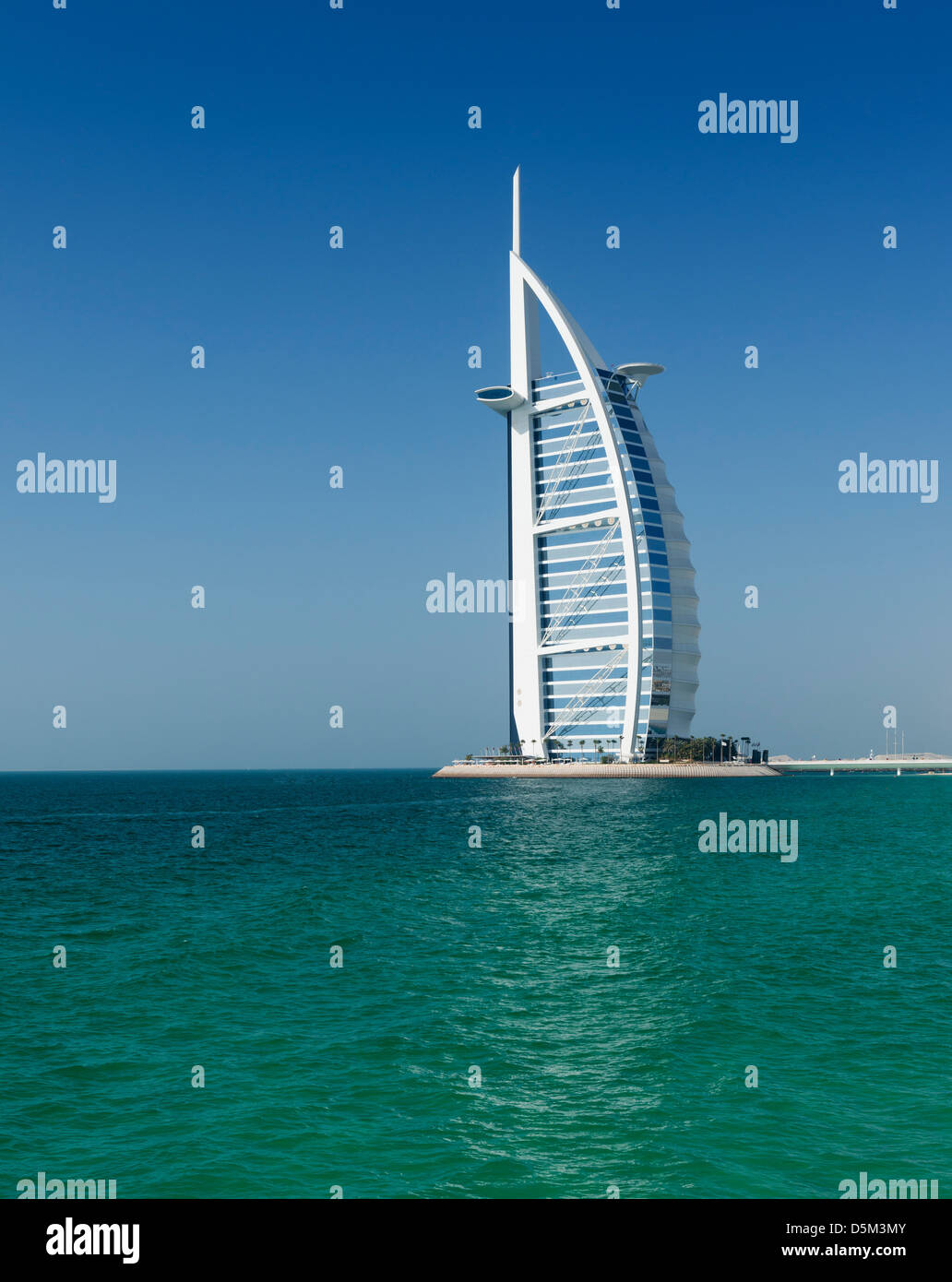 Il lusso di Burj al Arab Hotel sul fronte spiaggia in Dubai Emirati Arabi Uniti EMIRATI ARABI UNITI Foto Stock