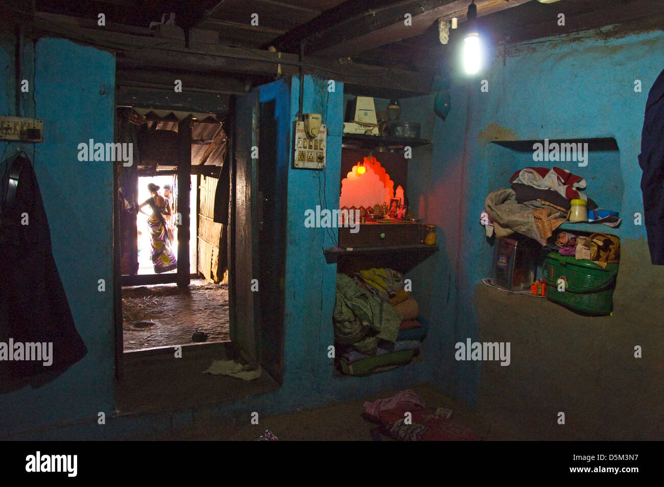 Indiana rurale home interno con indù santuario in un angolo della stanza in Khubalivali villaggio valle Mulshi Paud Maharashtra India Foto Stock