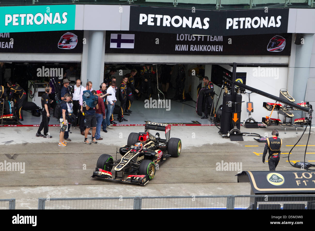 Kimi Raikkonen del team Lotus F1 esce il suo pit garage in malese GP di F1 Foto Stock