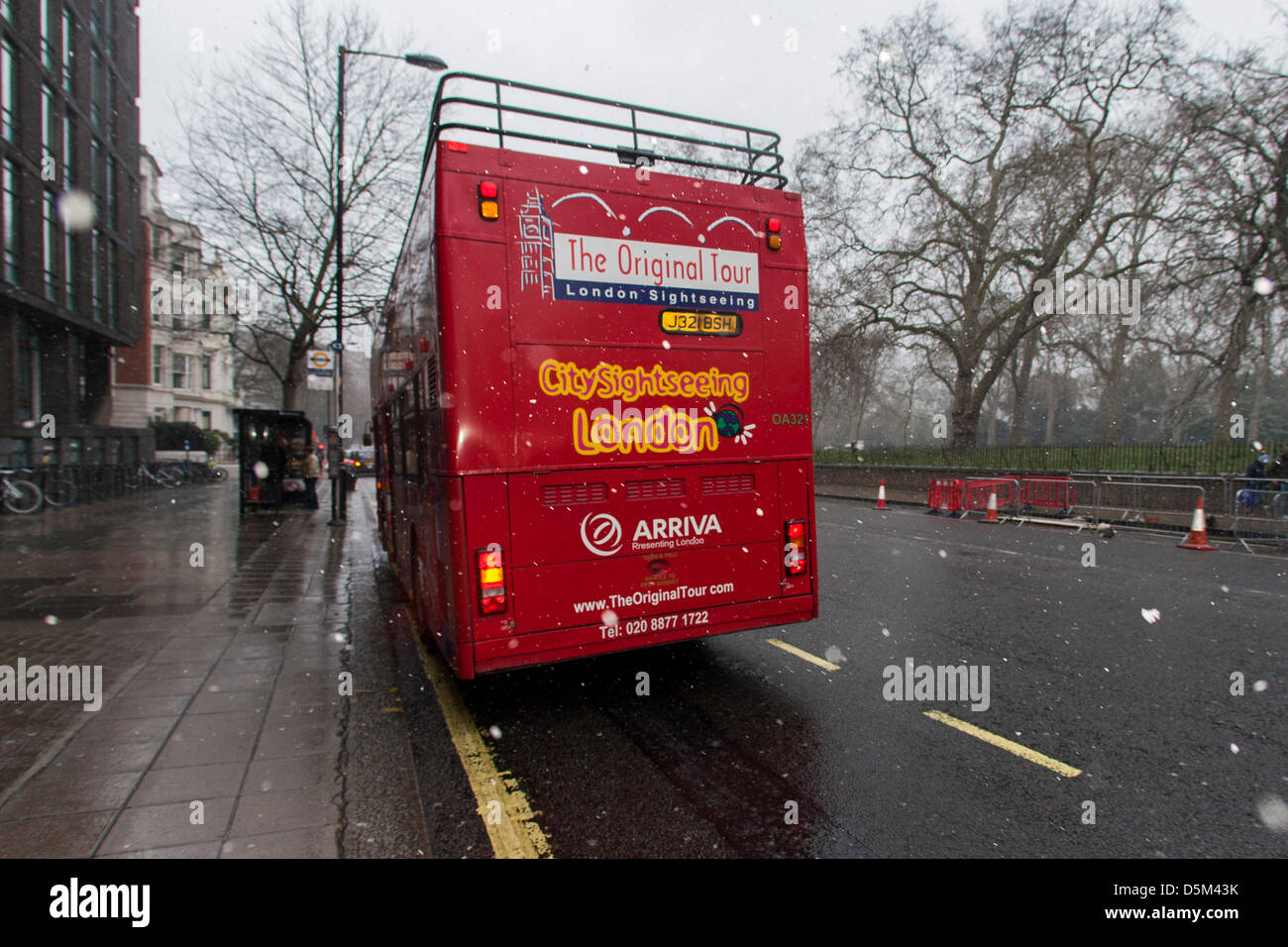 Londra, Regno Unito. Il 4 aprile 2013. No takers per questo Londra Londra Citysightseeing bus tour come più nevicate nella primavera del credito: martyn wheatley / Alamy Live News Foto Stock