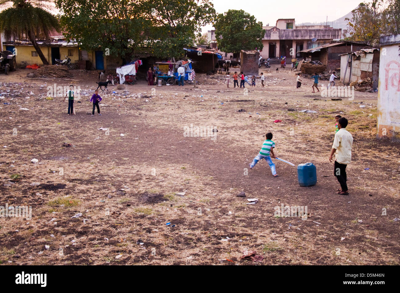 Indiana rurale ragazzi giocare a cricket in Valle Mulshi Paud Maharashtra India Foto Stock