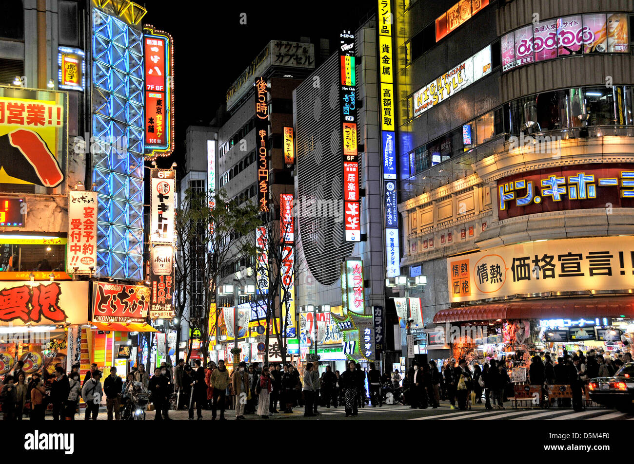Scena di strada di notte Shinjuku Tokyo Giappone Foto Stock