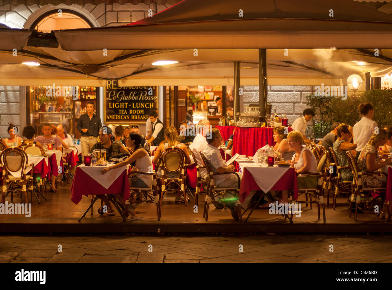 Persone a pranzo nel ristorante all'aperto di Firenze (Firenze), Toscana (Toscana), Italia Foto Stock