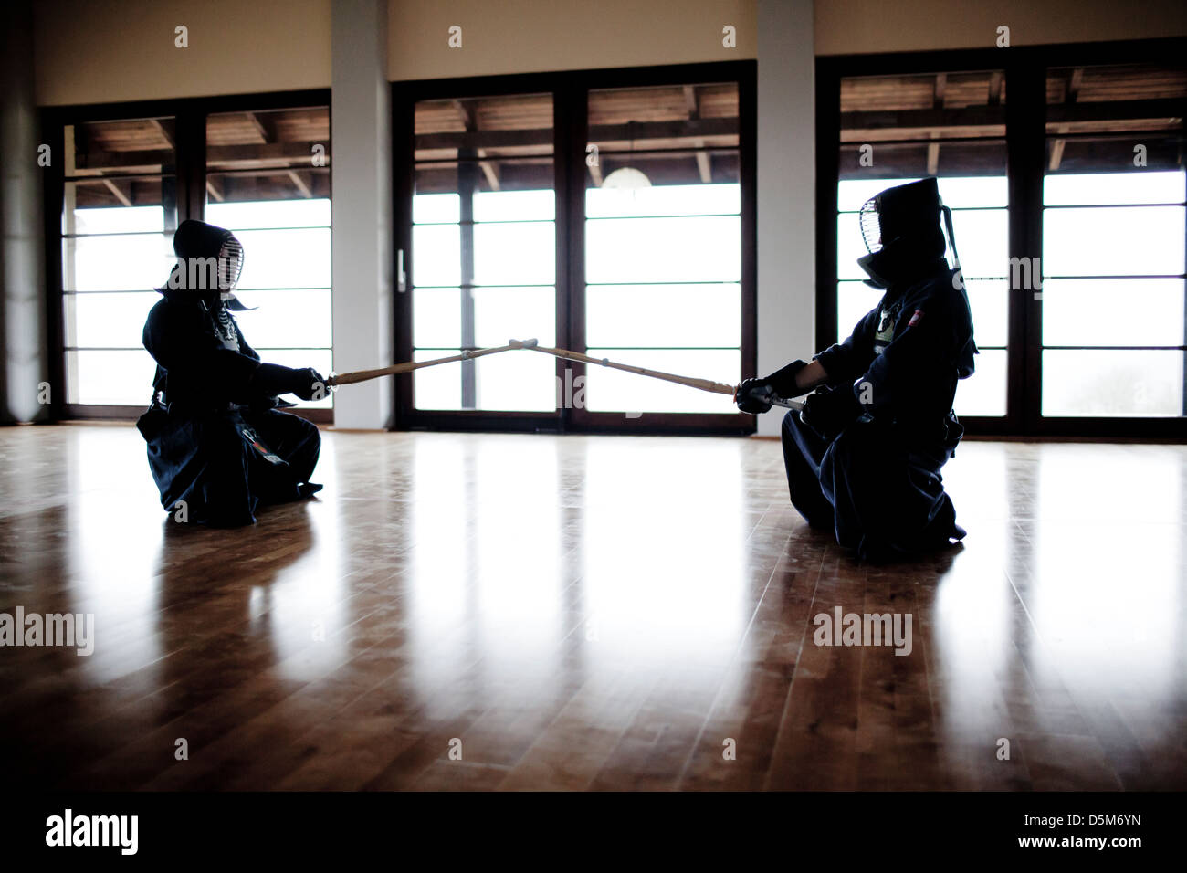 Due Man praticando Kendo Foto Stock