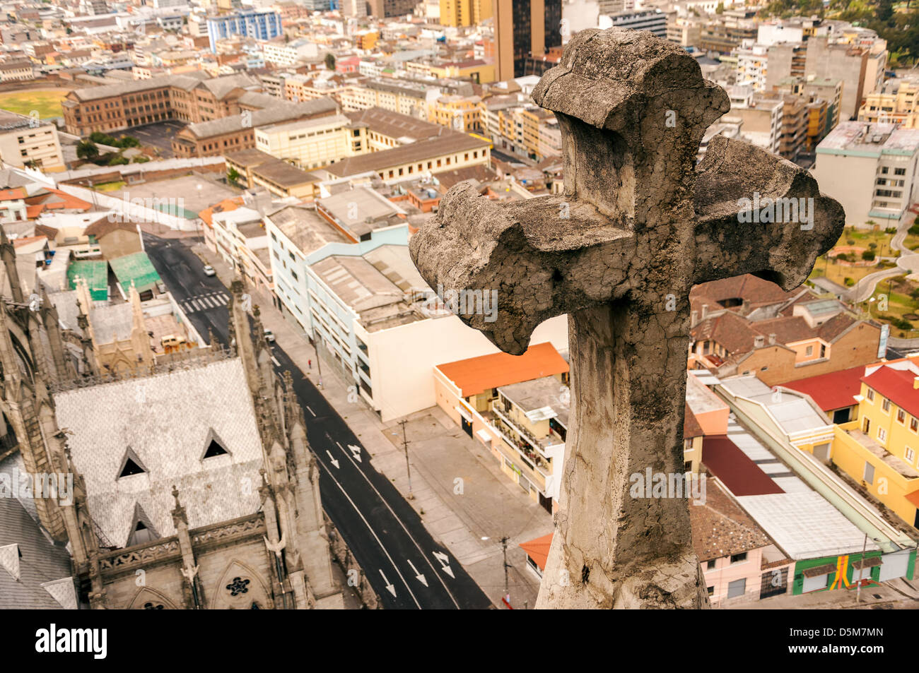 Vista della croce da Quito basilica con città in background in Ecuador Foto Stock