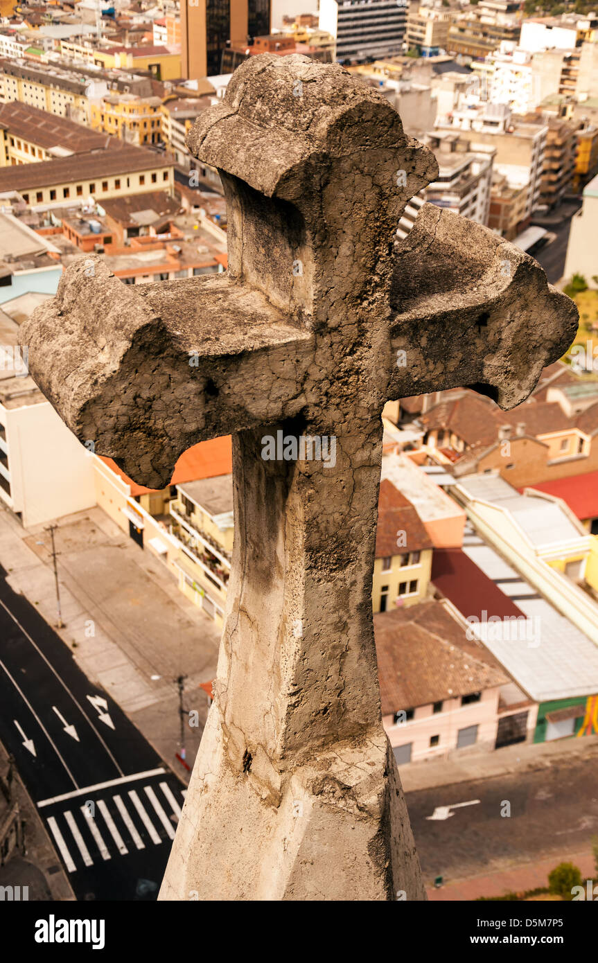 Primo piano immagine della croce sulla basilica a Quito, in Ecuador con la città sullo sfondo Foto Stock